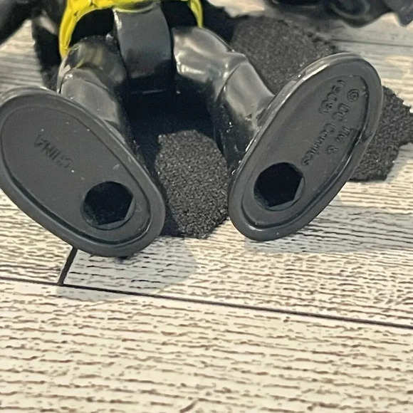 Fisher-Price Imaginext DC Super Friends Batman Yellow Belt Bat Emblem - Picture 3 of 3